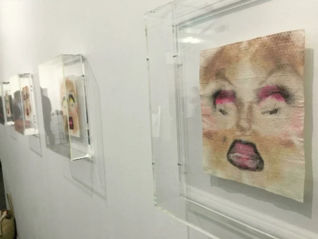 FIAC2021でSoft Openingギャラリーが展示したSin Wai Kinの作品「Lasting impression」（フェイシャルワイプにメイク）。ジークフリート・フォースター／RFI