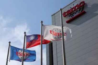 台湾・新竹のテクノロジーグループ本社で、TSMCの社旗の横に掲げられた台湾国旗（2017年10月5日撮影）。Eason Lam/REUTERS