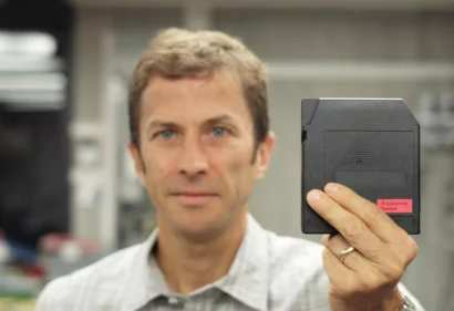IBMの科学者マーク・ランツ氏が手に持っているのは、数百TBのテープである。写真提供：IBMリサーチ