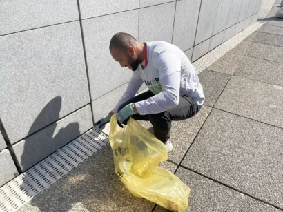 テオは丁寧に隙間から手を入れて、ゴミを探す。 テオは隙間から丁寧に手を入れて、ゴミを探す。ルイーズ・ユエ / RFI