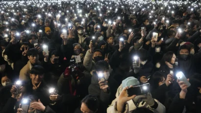 韓国ソウルでは、祝賀会が行われている紡織閣の前に大勢の人が集まりました。