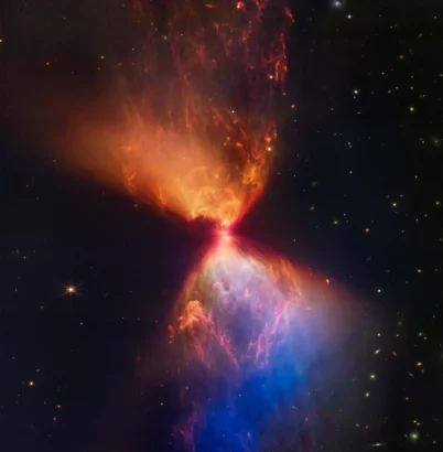 物質を餌とするL1527雲に形成された星。また、この写真のオレンジと青の領域にほこりを排出する材料のジェットを放出します。© NASA / ESA / CSA / STScI