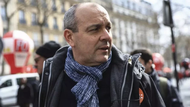 フランス民主労働連盟(CFDT)組合のローラン・ベルジェ書記長は、2023年3月23日木曜日、パリでの集会中に歩きます。 フランス民主労働連盟(CFDT)組合のローラン・ベルジェ書記長は、2023年3月23日木曜日、パリでの集会中に歩きます。AP - オーレリアン・モリサール