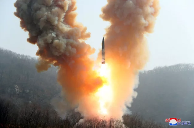北朝鮮のミサイル実験。ロイター経由 - KCNA