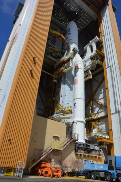 ガイアナ宇宙センターの最終組立棟(BAF)にあるアリアン5。ジュースプローブは上部のキャップの下にあり、ランチャーが発射台に設置されるのを待っています。© サイモン・ロゼ / RFI