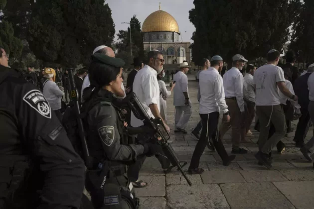 イスラエル警察は、2023年4月9日日曜日、イスラム教徒の聖なる月であるラマダンの間に、エルサレムの旧市街で、イスラム教徒に高貴な聖域として、ユダヤ人に神殿の丘として知られているアルアクサモスクの複合施設に過越祭をマークするユダヤ人の訪問者を護衛します。 イスラエル警察は、2023年4月9日日曜日、イスラム教徒の聖なる月であるラマダンの間に、エルサレムの旧市街で、イスラム教徒に高貴な聖域として、ユダヤ人に神殿の丘として知られているアルアクサモスクの複合施設に過越祭をマークするユダヤ人の訪問者を護衛します。AP - マフムード・イルリアン