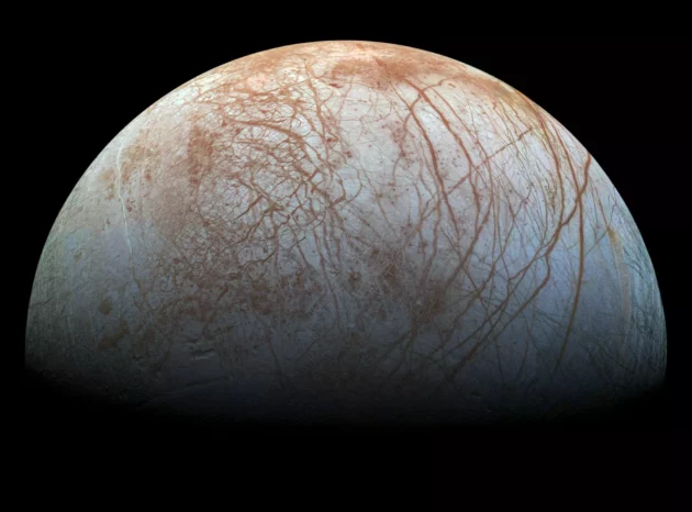 NASAのガリレオ探査機によって撮影されたヨーロッパの表面。長い亀裂が凍った表面を横切る。このパックアイスは何度も壊れて再構成され、この木星の月の活動を裏切った。 NASAのガリレオ探査機によって撮影されたヨーロッパの表面。長い亀裂が凍った表面を横切る。このパックアイスは何度も壊れて再構成され、この木星の月の活動を裏切った。© NASA/JPL-Caltech/SETI研究所