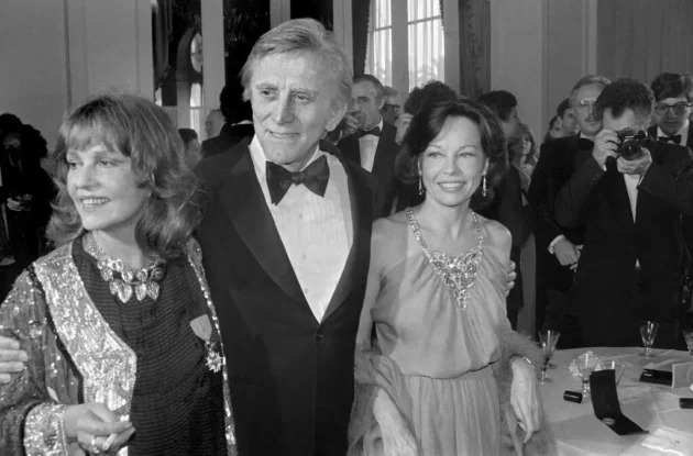 1980年のカンヌ映画祭でのカーク・ダグラスは、ジャンヌ・モローとレスリー・キャロンと一緒に。ラルフ・ガッティ/AFP