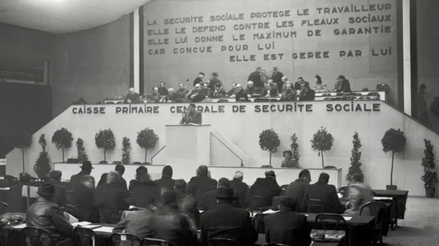 1947年2月22日にパリで開催された社会保障組織のための議会の写真。1945年の社会保障の創設は、フランスで福祉国家の最初の実現でした。© AFP