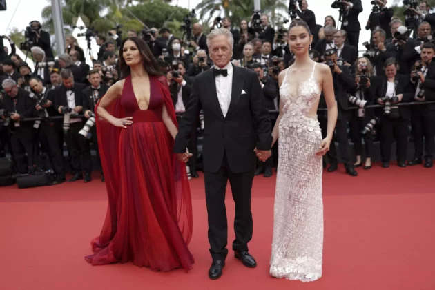 キャサリン・ゼタ=ジョーンズ、左から、マイケル・ダグラス、カリス・ゼタ・ダグラスは、2023年5月16日火曜日、南フランスのカンヌで開催された第76回国際映画祭での開会式と映画「ジャンヌ・デュ・バリー」の初演に到着した写真家のためにポーズをとります。 キャサリン・ゼタ=ジョーンズ、左から、マイケル・ダグラス、カリス・ゼタ・ダグラスは、2023年5月16日火曜日、南フランスのカンヌで開催された第76回国際映画祭での開会式と映画「ジャンヌ・デュ・バリー」の初演に到着した写真家のためにポーズをとります。Vianney Le Caer/Invision/AP - Vianney Le Caer