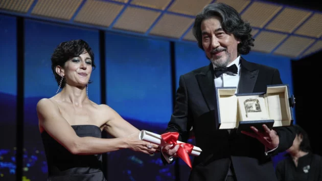 左側のザーラ・アミール・エブラヒミは、役所広司に「パーフェクトデイズ」の主演男優賞を授与します。© AP/ダニエル・コール
