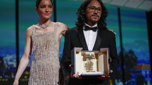 左側のAnais Demoustierは、Pham Thien Anに「The Golden Butterfly Tree」のゴールデンカメラ賞を授与します。