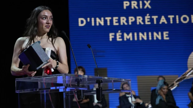 トルコの女優Merve Dizdarは、Nuri Bilge Ceylanの「Dry Herbs」で女性演技賞を受賞しました。