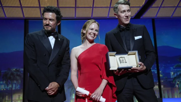 中央のアルマ・ポイスティと右側のユッシ・ヴァタネン。映画「The Dead Leaves」の2人の主要俳優は、アキ・カウリスマキ監督の不在中に賞品を回収しに来ました。左側のオーランド・ブルームは、彼らに賞品を贈った。