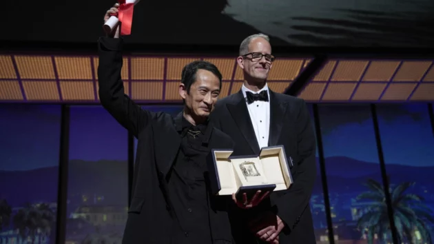左側のTran Anh Hung監督は、右側のピクサースタジオPete Docterのクリエイティブディレクターによって提示された「The Passion of Dodin-Bouffant」で最優秀監督賞を受賞しました。