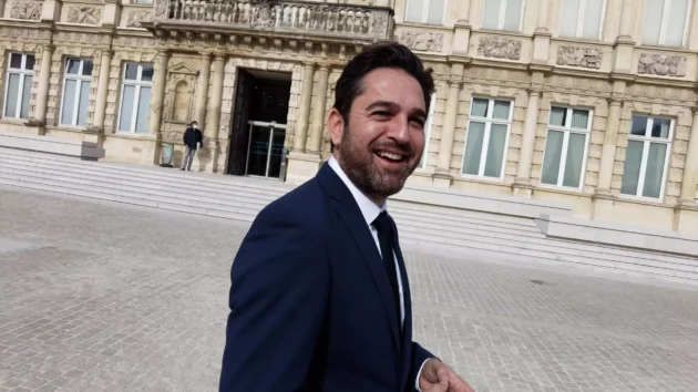 ランス市長のアルノー・ロビネットは、Covid-19のパンデミックを受けて、海外旅行がほぼ停滞し、シャンパン観光はヨーロッパとフランスの訪問者のために「再発明」されていると述べています。(Reims町役場、2021年2月25日) © Arnab Béranger