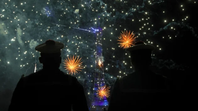 パリのセーヌ川から見た7月14日の花火。 © AFP / BERTRAND GUAY