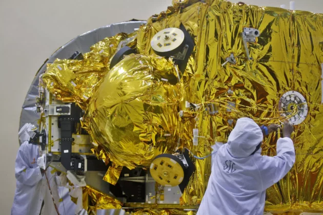 インドのエンジニアは、2013年にバンガロールのISRO衛星センターで火星オービター宇宙船に取り組んでいます。AP - アイジャズ・ラヒ