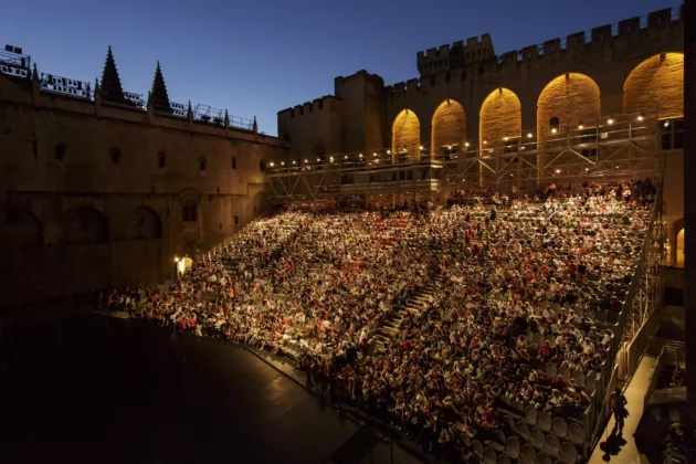 国際演劇祭中のアヴィニョンのCour d'honneur du Palais des Papesでの公演(イラスト)。 国際演劇祭中のアヴィニョンのCour d'honneur du Palais des Papesでの公演(イラスト)。クリストフ・レノー・ド・ラージュ