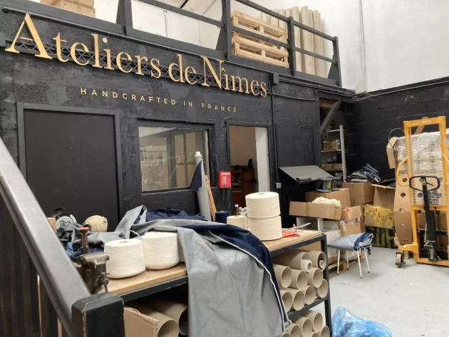 Ateliers de NImesで織られたインディゴ色のデニムのロール。 Ateliers de NImesで織られたインディゴ色のデニムのロール。© RFI/Hird