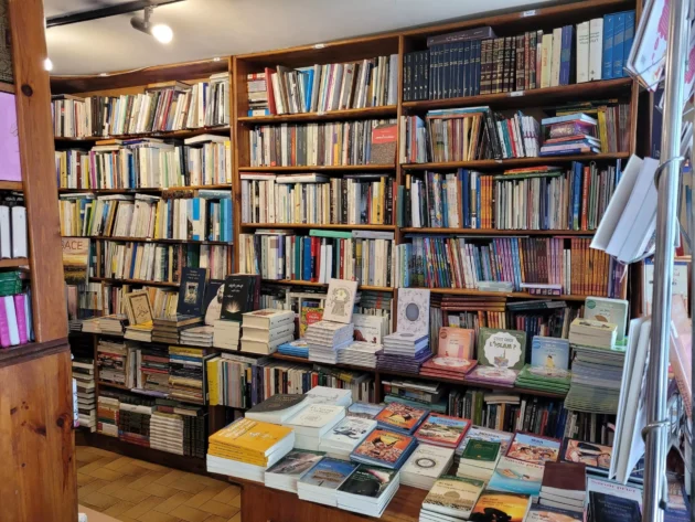 La Librairie de l'Orient、本物の本の洞窟、パリ5区のFossés-Saint-Bernard通り。 La Librairie de l'Orient、本物の本の洞窟、パリ5区のFossés-Saint-Bernard通り。© アン・ベルナス/RFI