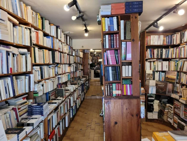 La Librairie de l'Orientの本に魅了された本の中で... La Librairie de l'Orientの本に魅了された本の中で...© アン・ベルナス/RFI