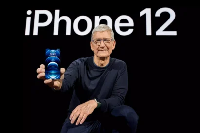 アップルのCEOティム・クックは、2020年10月13日に公開された写真で、カリフォルニア州クパチーノのアップルパークでiPhone 12 Proとポーズをとっている。© Brooks KRAFT / Apple Inc./ AFP
