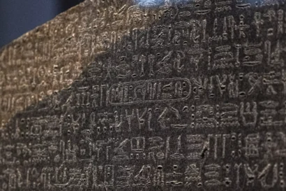 ロンドンの大英博物館に展示されている古代エジプトの象形文字のテキストを示すロゼッタストーンの上部の眺め。AFP - アミール・マカール