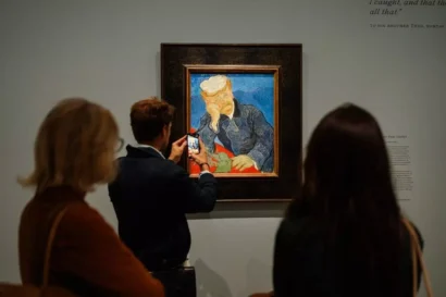パリのオルセー美術館で、ゴッホの「ポール・ガシェ博士の肖像」を訪問者が見る。© AFP - ディミター・ディルコフ