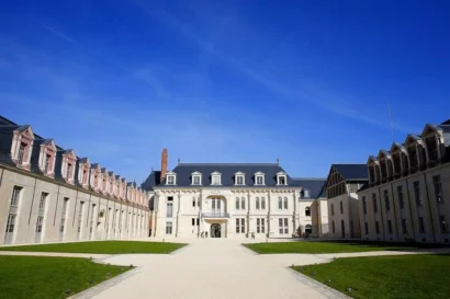 パリの北にあるChâteau de Villers-Cotterêtsには、Cité Internationale de la Langue Française（国際フランス語センター）があります。© AFP / フランソワ・ナシンベニ 