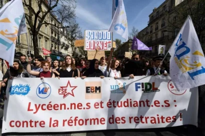 2023年3月28日、フランス南西部のボルドーで、高校生と学生が年金改革に反対するデモを行う。彼らのバナーはジェンダーニュートラルなスタイルで書かれています。© AFP / MEHDI FEDOUACH