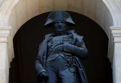 ファイル写真：1805年に敵軍から捕獲された16門のロシアとオーストリアの大砲で作られた彫刻家エミール・スールによるナポレオン1世の像は、2021年4月28日にフランスのパリのアンヴァリッドホテルの中庭で見られます。REUTERS/Sarah Meyssonnier/ファイル写真REUTERS - SARAH MEYSSONNIER