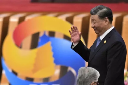 中国の習近平国家主席は、2023年10月18日に北京人民大会堂で一帯一路フォーラムの開会演説を行った後、手を振る。© AP / Ng Han Guan