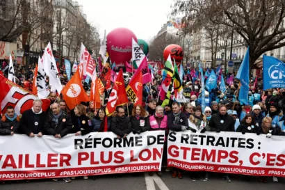 連合の指導者たちは、2023年1月19日の全国ストライキと抗議の一環として、パリでのフランス政府の年金改革計画に反対するデモ中に並んで行進します。© ロイター - ベノイト・テシエ