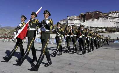 中国準軍事警察は、中国西部のチベット自治区のラサにあるポタラ宮殿の近くで旗掲揚式で行進する。AP