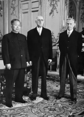 フランスの中国大使黄陳(L)は、1964年6月6日、パリのエリゼ宮殿でシャルル・ド・ゴール大統領(C)とモーリス・クーヴ・ド・ムルヴィル外相に会い、信任状を提示した。© AFP / ストリンガー