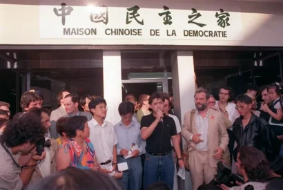 1989年7月12日に撮影されたこの写真では、中国の反体制派Wu'erkaixiは、中国から逃れた学生を歓迎するために設立されたパリの中国民主主義院の落成式で講演しています。© AFP / ピエール・ギロー