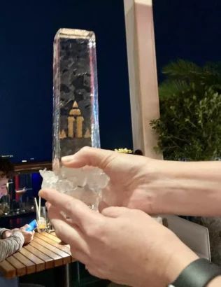 ドバイのマリオットリゾートパームジュメイラホテルのカクテルバーにある超大型の氷の立方体(グリーンランドからではない)。© RFI/アマンダ・モロー