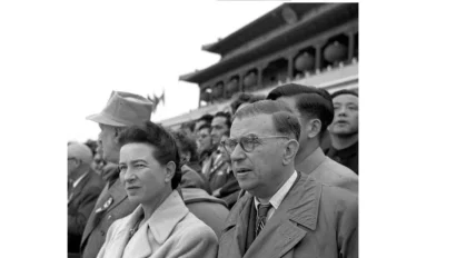 フランスの哲学者ジャン=ポール・サルトルと彼の仲間、中国のシモーヌ・ド・ボーヴォワール、1955年10月1日。© Liu Dong'ao, Xinhua News Agency / ウィキメディア・コモンズ経由のパブリックドメイン 