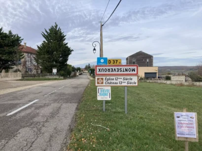 リヨンの南約50kmにあるモンセヴェルの村は、フランスの田舎で一貫性のない政策と見なすものに対する不満を示すために、その名前のサインをひっくり返しました。© Hird/RFI