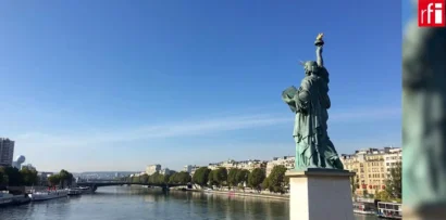 パリのグレネル橋にある自由の女神像は、ニューヨークの自由の女神に向かって西を向いている。© RFI/デビッド・ロー