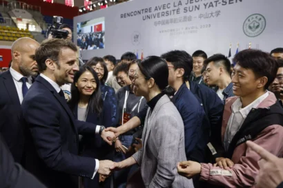 フランスのエマニュエル・マクロン大統領(第2L)は、2023年4月7日に広州の中山大学を訪問した際、中国人学生と会い、話します。AFP - ルドヴィック・マリン
