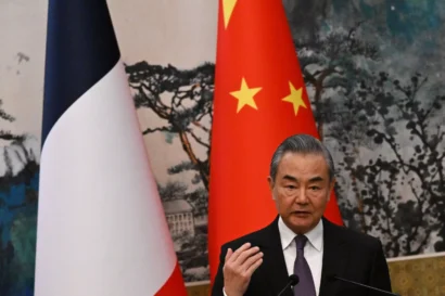 中国の王毅外相は、2023年11月24日に北京の釣魚台国賓館でフランスのキャサリン・コロンナ外相との共同記者会見に出席した。AFP - ペドロ・パルド