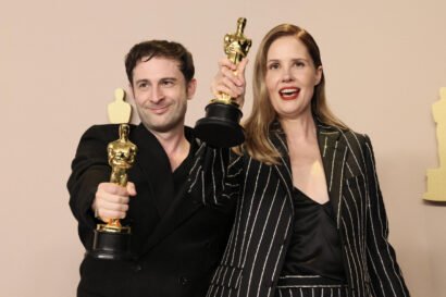 「秋の解剖学」のオリジナル脚本賞を受賞したアーサー・ハラリとジャスティン・トリエットは、2024年3月10日にカリフォルニア州ハリウッドのオベーション・ハリウッドで開催された第96回アカデミー賞のプレスルームでポーズをとっています。AFP経由のゲッティイメージズ - RODIN ECKENROTH