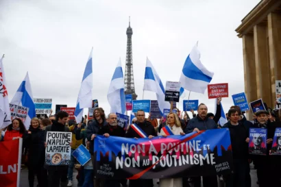 人々は、2024年3月17日、フランスのパリのトロカデロ広場で、大統領選挙の最終日にウラジーミル・プーチン現職大統領の再選に対する抗議に出席する。© サラ・メイソニエ/ロイター
