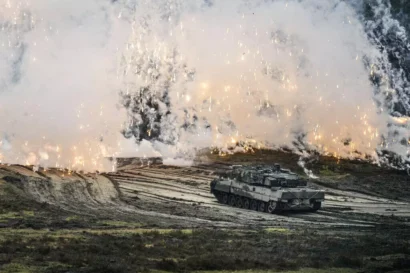 2023年2月1日、ドイツのアウグストドルフにあるロンメル元帥のドイツ連邦軍戦車大隊203で、ドイツのボリス・ピストリウス国防大臣が訪問した際、ヒョウ2戦車が活動中に見られます。AP - マーティン・マイスナー