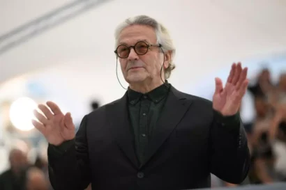 オーストラリアの監督で脚本家のジョージ・ミラーは、2022年5月21日に南フランスのカンヌで開催された第75回カンヌ映画祭で、映画「Three Thousand Years of Longing」のフォトコール中にポーズをとっている。AFP - パトリシア・デ・メロ・モレイラ