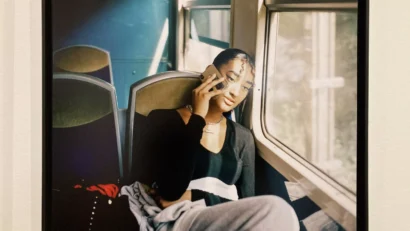 「RER Dの友人と電話でのMaïssa」、「L'amour en cité」のSandra Mehlの写真、フランス国立図書館の「La France sous leurs yeux」に展示されています。© ジークフリート・フォルスター / RFI