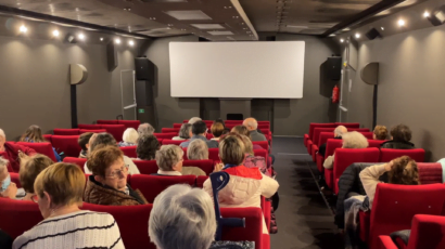 ジャック・タティの内部には、80人の映画参加者のための座席を備えた最小のシネモービル。© ジェシカ・フェラン / RFI