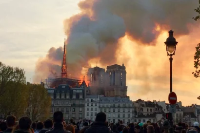 2019年4月15日、パリ中心部のノートルダム大聖堂の火災から煙と炎が漂う。© AFP - エドゥアール・マグリノ 